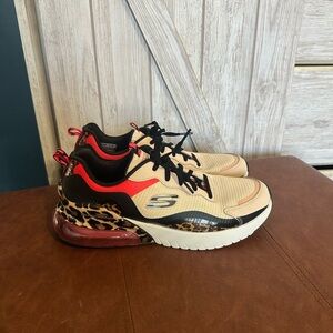 Women’s Skechers size 10